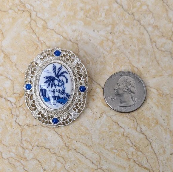 Vintage 1928 Brand Ceramic Blue Willow White Silver Tone Brooch Pin Grandmacore - Picture 6 of 6